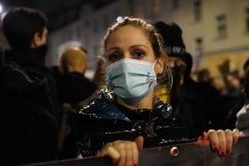 „Kaczyzm to naprawdę epizod. Ale na pewno nie jest to epizod zasługujący na potraktowanie go z pobłażliwością. On sam nie przeminie. I znów wracamy do wątku, który już się przewinął przez naszą rozmowę: zło jest nieśmiertelne, każde pokolenie musi brać swoje zło na własne barki”. Na fot. Strajk Kobiet, Warszawa 30 października 2020 r.