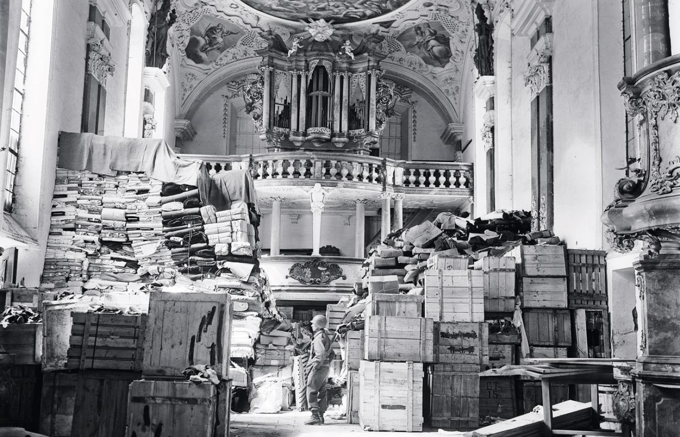 Skład zrabowanych dzieł sztuki w bawarskim kościele (1945 r.).