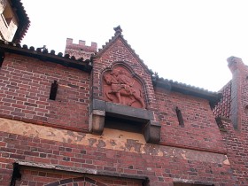 Malbork – płaskorzeźba zdobiąca bramę wjazdową na Zamek Wysoki