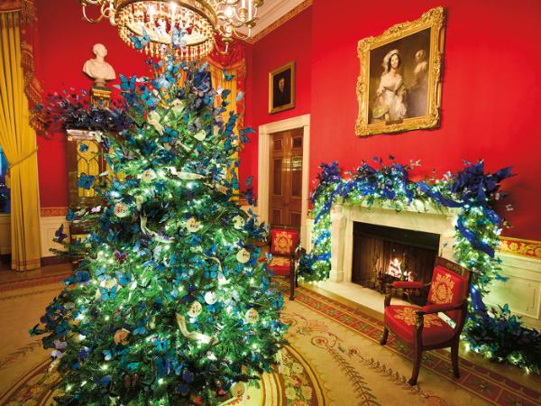 Drzewko udekorowano 10 tys. błękitnych motyli.