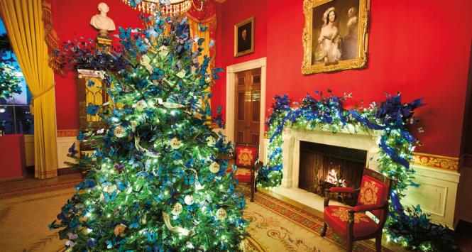 Drzewko udekorowano 10 tys. błękitnych motyli.