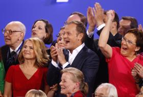 Moment ogłoszenia wyników - obok Donalda Tuska jego żona Małgorzata, Władysław Bartoszewski oraz Ewa Kopacz.