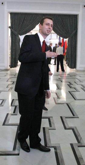 Start do politycznej kariery nowy minister pracy zawdzięcza ojcu Andrzejowi, byłemu ministrowi zdrowia w rządzie Tadeusza Mazowieckiego.