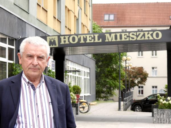 Les Gondor przed hotelem Mieszko w Gorzowie Wielkopolskim