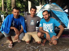 Trzech Johnów – Kurdów z Al-Kamishli, przy granicy syryjsko-irackiej i syryjsko-tureckiej, gdzie Państwo Islamskie sieje terror. Każdy z Johnów jedzie do innego kraju w Europie.