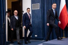 Konferencja prasowa na której ogłoszono podpisanie ustawy o dofinansowaniu mediów publicznych. Od lewej: Witold Kołodziejski, Krzysztof Czabański, Materusz Morawiecki i Andrzej Duda.