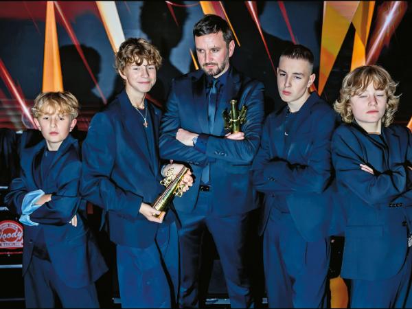 Piotr Domalewski, reżyser „Ministrantów”, wraz z młodymi aktorami.