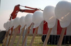 Firmy budowlane w tarapatach coraz ostrzej domagają się pieniędzy od inwestorów. Skarżą się, że państwo gra z nimi na czas.