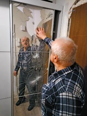 W wybuchu bimbru w piwnicy gorzowskiego bloku najbardziej ucierpiało mieszkanie Jerzego Majera. Na fot. rozbite lustrzane drzwi od szafy w przedpokoju.