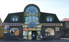 Supermarket Euro: najliczniej sprzedaje „Miodowo-lipowy napój winopodobny aromatyzowany, 13% alkoholu”. 1 l - 4,85 zł.