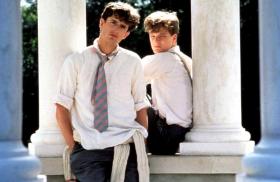 Rupert Everett  i Colin Firth (z prawej) w „Innym kraju” z 1994 r., czyli miłość w brytyjskiej szkole z internatem. Czas akcji: lata 30. ubiegłego wieku.