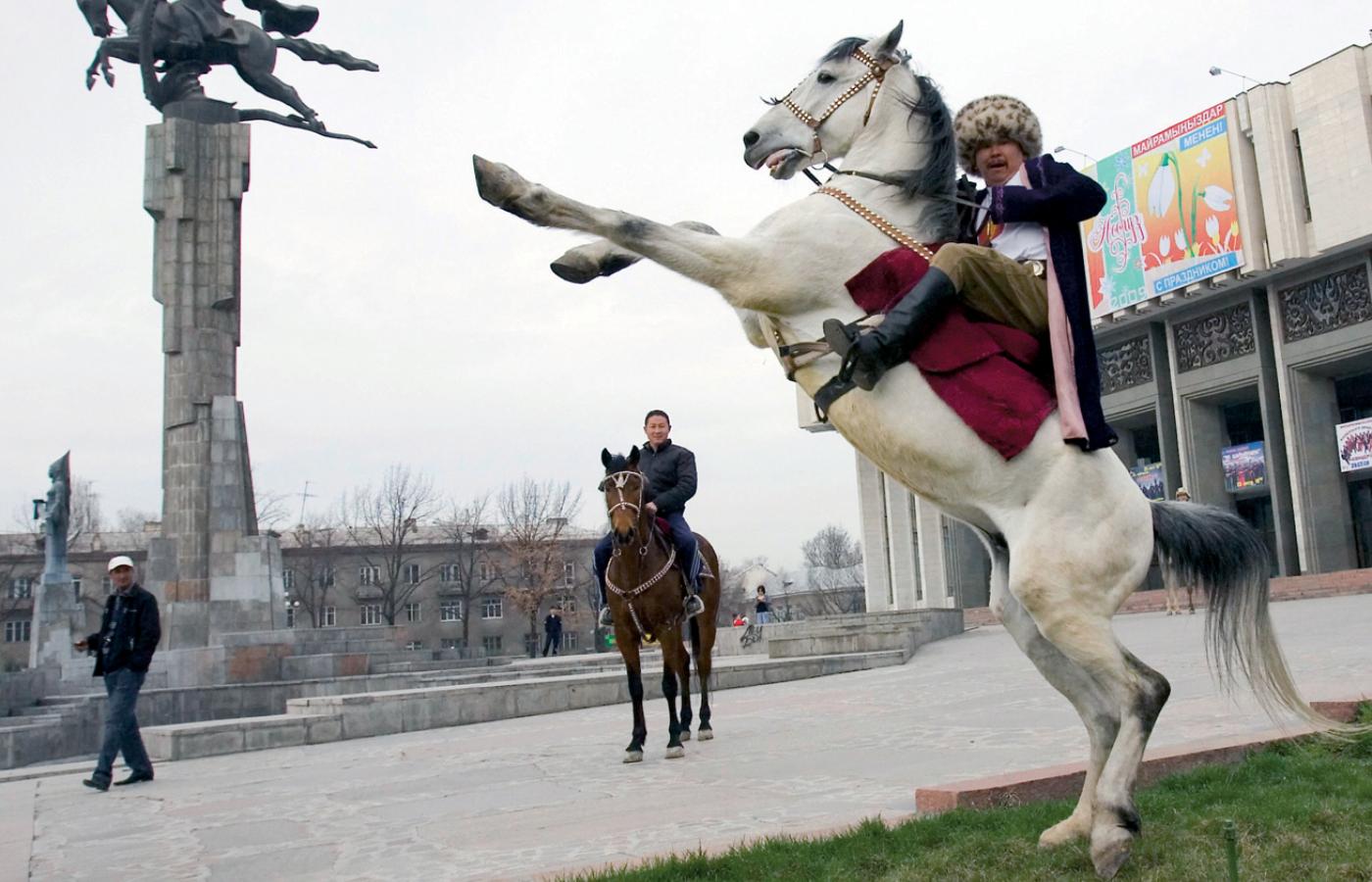 Popis jeździeckich umiejętności w pobliżu monumentu sławiącego Manasa, kirgiskiego bohatera narodowego.