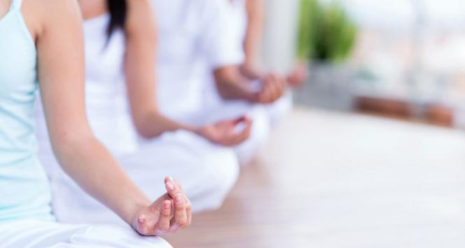 Dziś joga to nie kontrkultura ani elitarna praktyka, ale aktywność dostępna dla niemal wszystkich, także w Polsce.