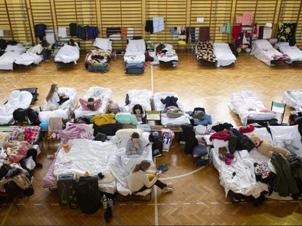 Szkoła podstawowa nr 6 w Przemyślu udostępniła swoją salę gimnastyczną jako schronienie dla uchodźców przybywających z Ukrainy. Caritas Polska zapewniła 80 łóżek, żywność i inną pomoc, 5 marca 2022 r.