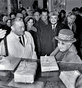 Aktorka Mieczysława Ćwiklińska z Jerzym Blikle, ojcem Andrzeja, marzec 1969 r.