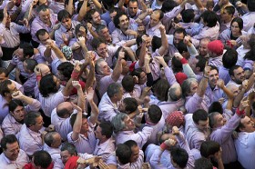 Członkowie Minyons de Terrassa cieszą się po zbudowaniu pierwszej w historii dziewięcio- piętrowej wieży z podwójną bazą i wewnętrznym filarem (3 de 9 amb folre i agulla).  Terrassa, 16.11.2008