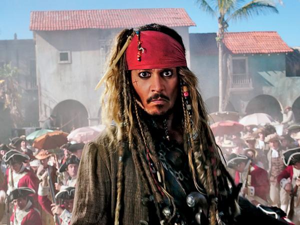 Johnny Depp swojego najsłynniejszego filmowego bohatera Jacka Sparrowa wydaje się grać w sposób nieco wymuszony.