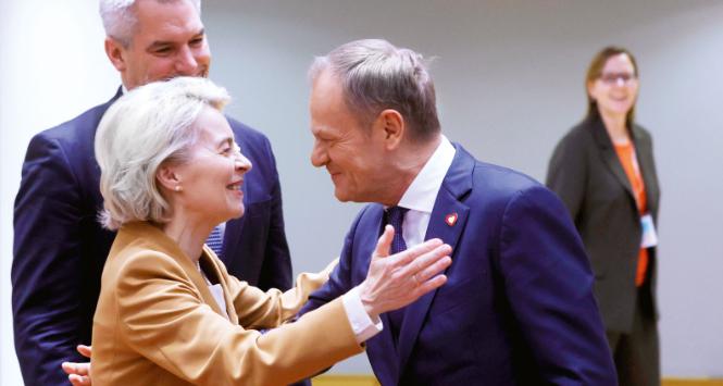 Donald Tusk wita się z Ursulą von der Leyen.