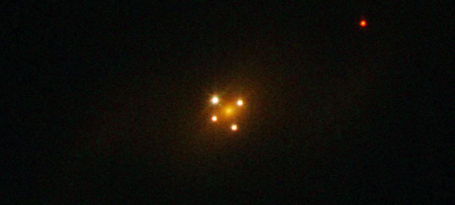 Krzyż Einsteina – masywna galaktyka w centrum zakrzywia światło kwazara znajdującego się za nią, tworząc wielokrotny obraz obiekt.