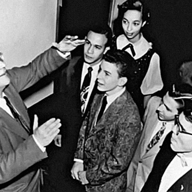 George Gamow z członakim Junior Academy of Scientists, 1952. Fot. Wydział Fizyki Columbian College of Arts and Sciences.