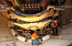 Wnętrze tarczy TBM Maria. Dla męskiej załogi to kobieta kosztowna i kapryśna.