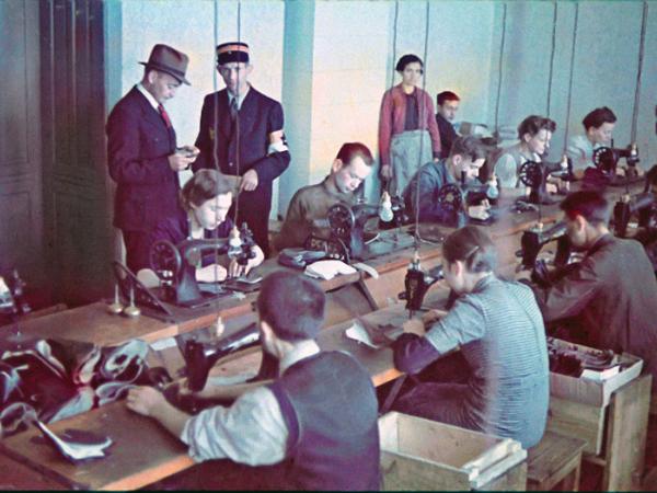 Żydowscy robotnicy w resorcie cholewkarskim, 1941 r.