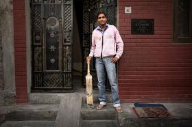 Manos Sharma, 20 lat, ma brata i siostrę. KIJ do krykieta Reebok’a kupił w sklepie za 250 rupi (15 PLN). To jego ulubiona gra. Jest studentem hotelarstwa. Chce być menadżerem w hotelu, marzy o karierze żołnierza. Wybiera się na testy wojskowe. New Delhi