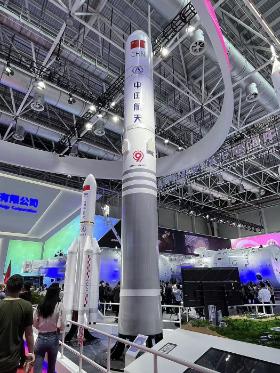 Rakieta Długi Marsz 9 zaprezentowana na 2022 Airshow w Zhuhai w Chinach.