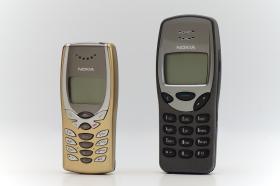 Prawdziwy klasyk, czyli Nokia 3210 (model z prawej) jest dziś wystawiana na brytyjskim eBayu za ponad 5 tys. funtów. Telefon ukazał się na rynku w 1999 roku i podbił serca tysięcy użytkowników na całym świecie. Niezniszczalna obudowa, prosta obsługa i nieśmiertelna gra w „wężyka” sprawiły, że do dziś wiele osób uważa ten telefon za szczytowe osiągnięcie technologii.