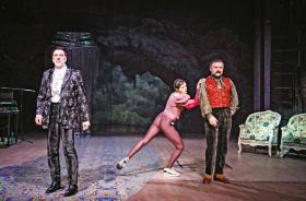 „Halka”, reż. Anna Smolar, Stary Teatr w Krakowie, na pierwszym planie Janusz (Radosław Krzyżowski).