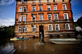 Ludzie ewakuują się z mieszkań, zostawiając cały dobytek. Brzeg, 20.05.2010