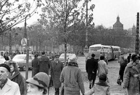 Dziś podjazd pod większość cmentarzy samochodem nie jest możliwy, ale kiedyś, gdy aut było mniej, bez problemu można było zaparkować w pobliżu wejścia. I wtedy, i dziś - niezależnie od pogody - był to początek sezonu noszenia futer.