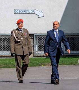 Minister obrony narodowej Antoni Macierewicz i komendant główny ŻW Tomasz Połuch jeszcze jako pułkownik. Dziś ma już generała.