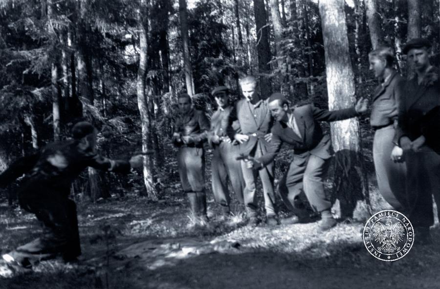 Cichociemny por. Tadeusz Gaworski, „Lawa” (drugi z prawej z pistoletem w ręku), szkoli żołnierzy AK ze strzelania w okolicach wsi Łbiska (woj. mazowieckie), 1944 r.