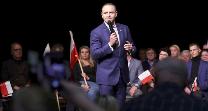 Karol Nawrocki (NawRocky, jak piszą czasami jego zwolennicy) po dość słabym pierwszym wystąpieniu w Krakowie ostro ruszył do walki, podkreślając głównie swoją tężyznę fizyczną.