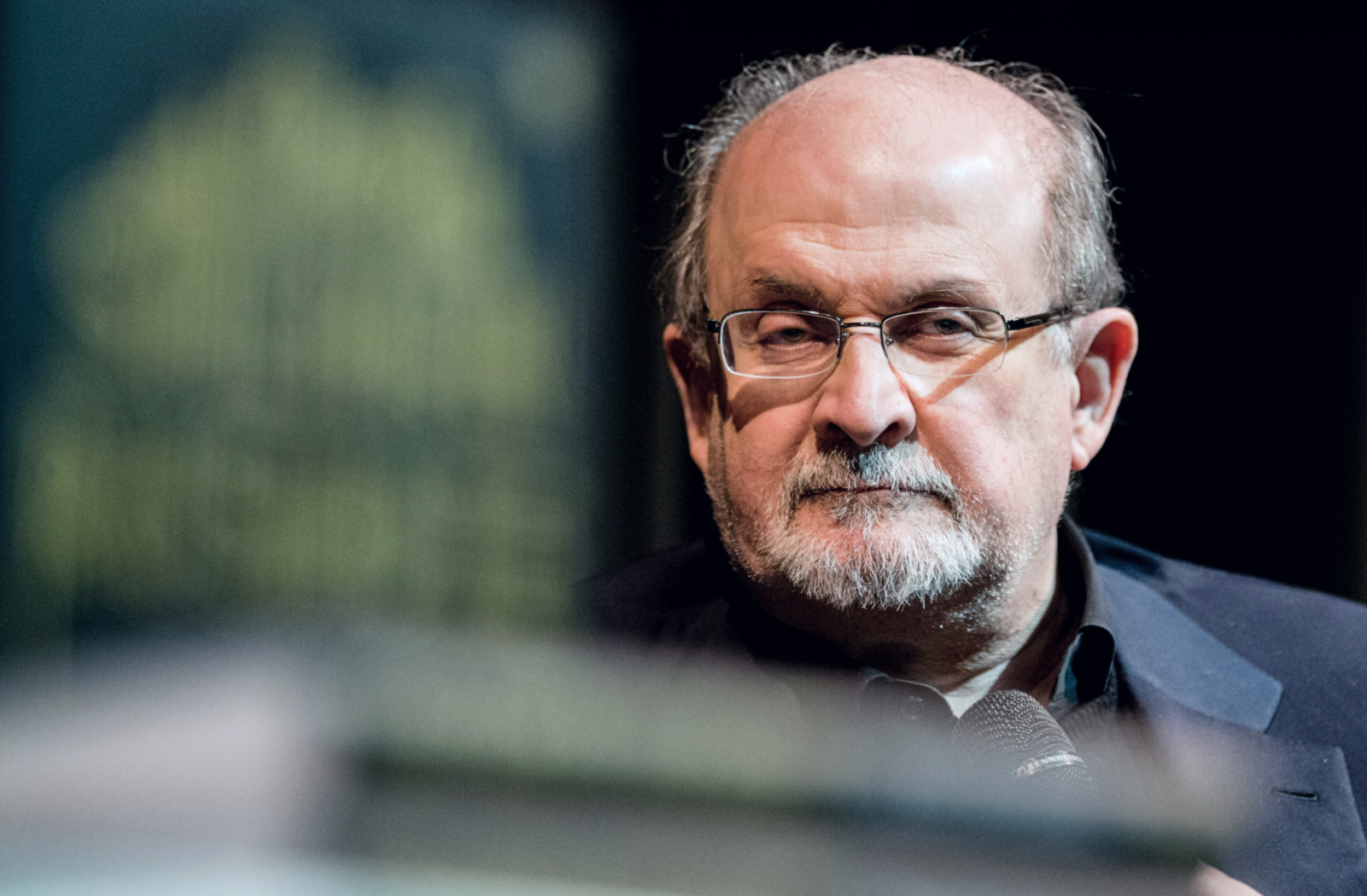 Салман рушди википедия. Salman Rushdie. Салман Рушди 2023. Салман Рушди фото.