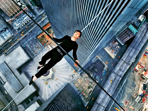 Joseph Gordon-Levitt jako Philippe Petit spaceruje w chmurach.
