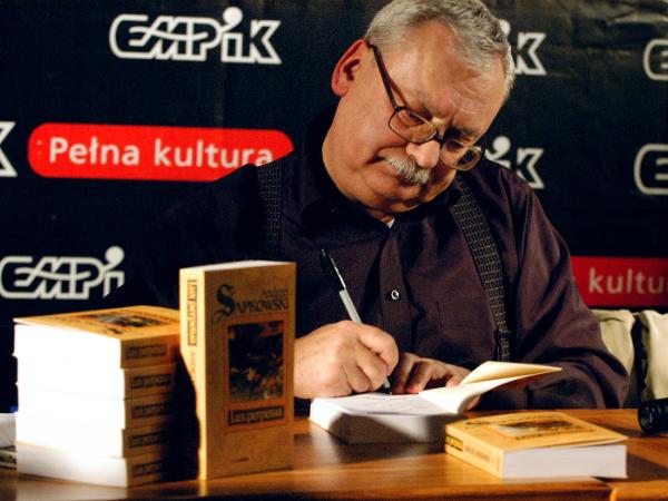 Andrzej Sapkowski podpisuje ostatnią część „Trylogii husyckiej”, 2006 r.