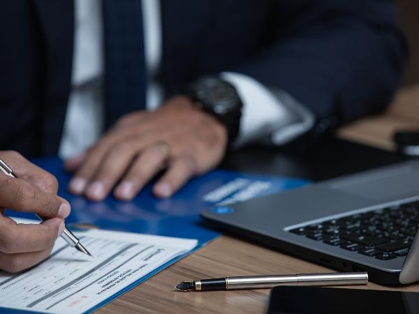 Czym adwokat różni się od radcy prawnego? Sprawdź!