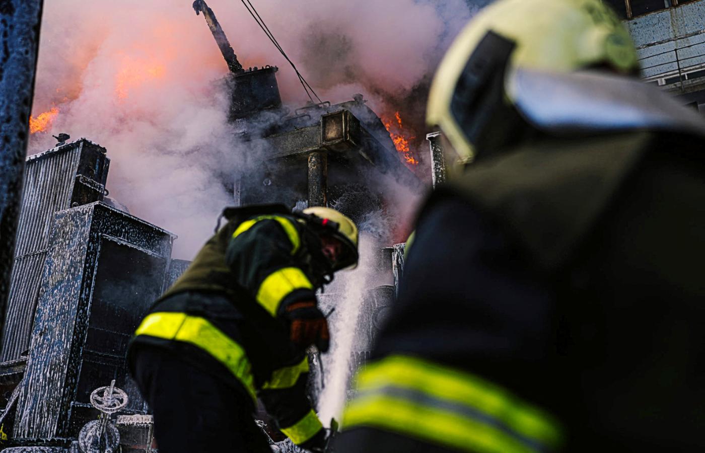 Strażacy gaszą pożar w elektrowni cieplnej uszkodzonej w wyniku rosyjskiego ataku rakietowego w Kijowie.
