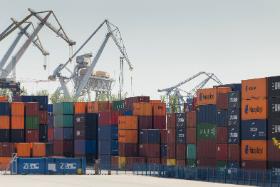 Spadek liczby przesyłek z Chin potwierdzają nieoficjalnie firmy logistyczne.