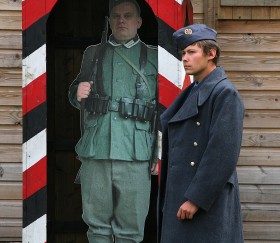 Jeden z żagańskich chłopaków udający alianckich lotników, po lewej żołnierz z dykty.