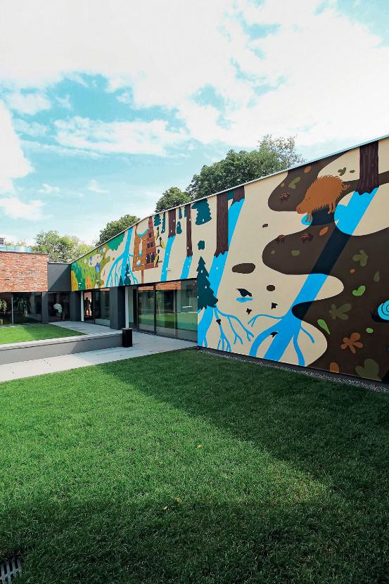 Dziedziniec schroniska w Jankowicach zdobi mural „Cztery pory roku” autorstwa Marcina Czai, absolwenta Wydziału Malarstwa na krakowskiej Akademii Sztuk Pięknych.