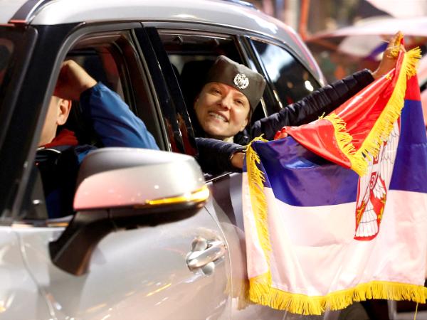 Lider ekipy rządzącej Serbią od lat Aleksandar Vucić przyznał w niedzielę wieczorem, że jego obóz przegrał wybory parlamentarne. 25 października 2026 r.