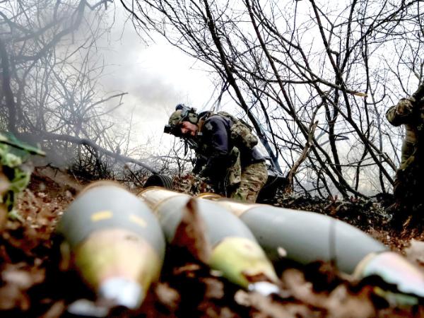 Ukraiński żołnierz z moździerzem w rejonie Doniecka, 5 kwietnia 2024 r.