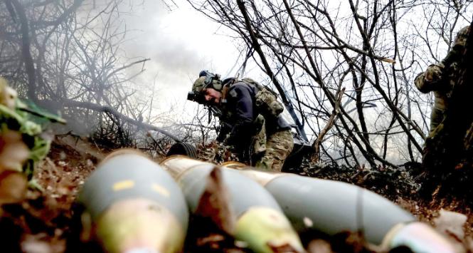 Ukraiński żołnierz z moździerzem w rejonie Doniecka, 5 kwietnia 2024 r.