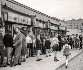 W letnie dni długie kolejki ustawiały się do nielicznych lodziarni, punktów sprzedaży wody sodowej i waty cukrowej. Największym powodzeniem cieszyła się Zielona Budka przy ul. Puławskiej. Na pierwszym planie: mydlarnia.