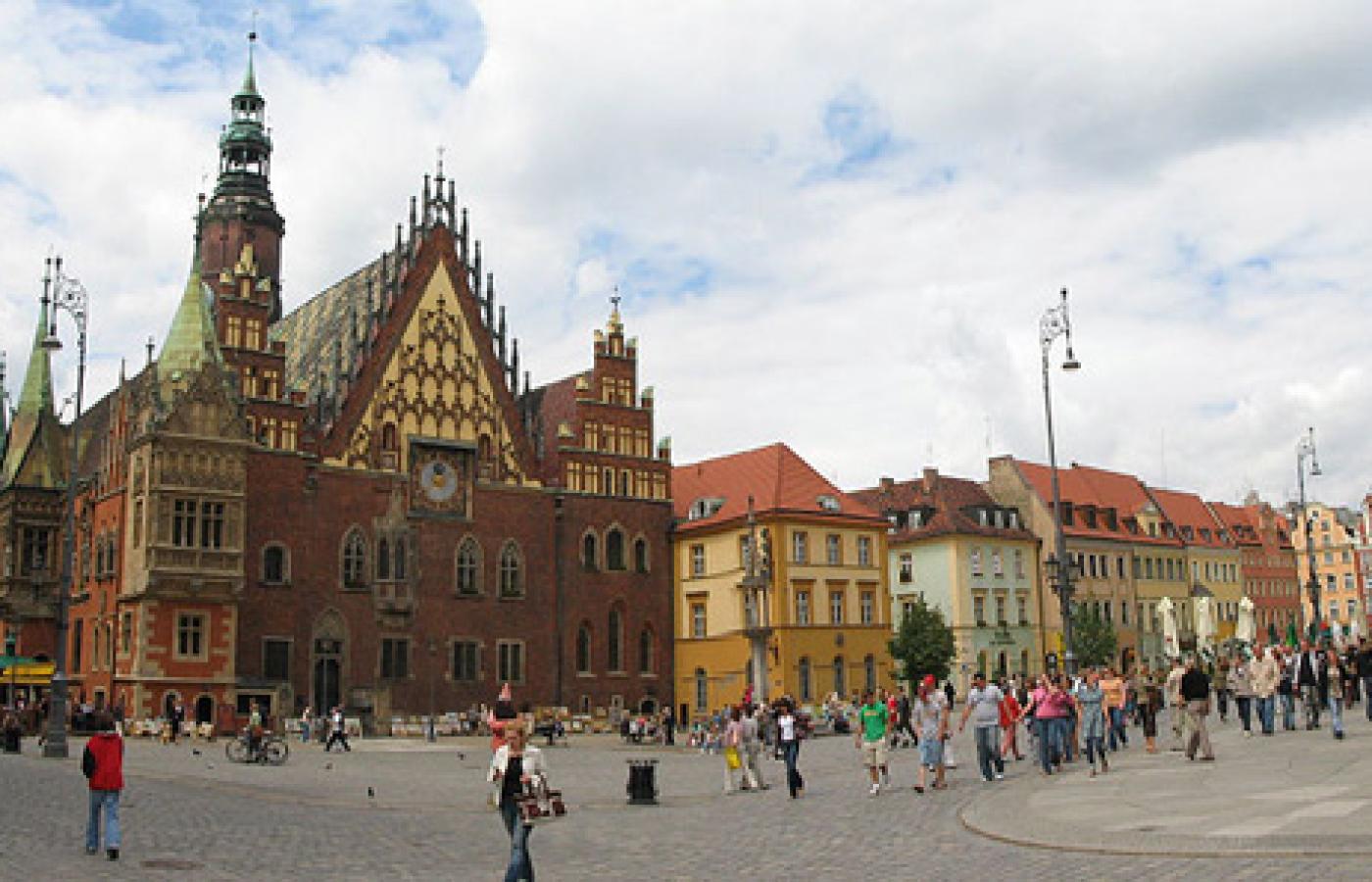 Wrocław - Ratusz oraz kamienice na Rynku. Źródło Wikipedia na licencji GNU FDL