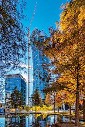 Widok z Placu na pobliskie wieżowce.