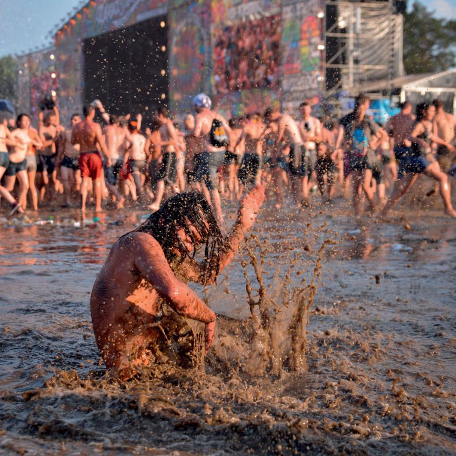 Kąpiel błotna na Przystanku Woodstock – Kostrzyn nad Odrą.